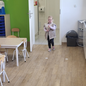 Dziewczynka pod postacią pastuszka poszukuje owcy.