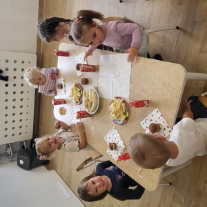 Przedszkolaki podczas poczęstunku.