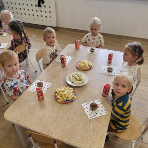 Przedszkolaki podczas poczęstunku.