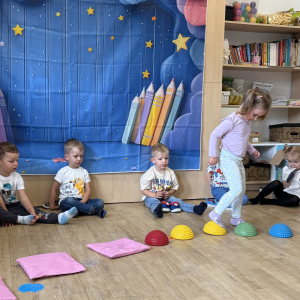 Dziecko przechodzi przez tor przeszkód 