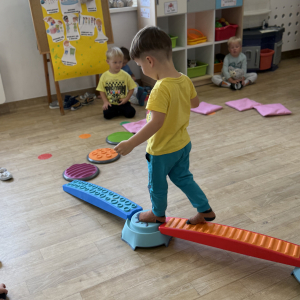 Dziecko przechodzi przez tor przeszkód 