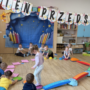 Dziecko przechodzi prze tor przeszkód 