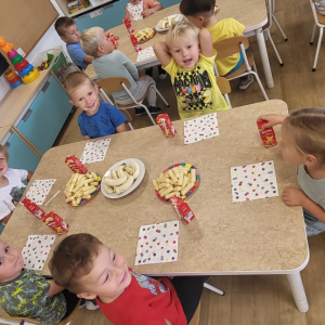 Przedszkolaki podczas poczęstunku.