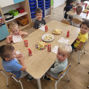 Przedszkolaki podczas poczęstunku.