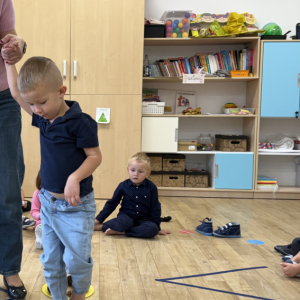 chłopiec przechodzi prze ścieżkę sensoryczną 