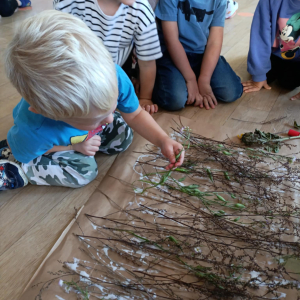 Przyklejanie jesiennej trawy na papier