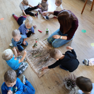 Przyklejanie jesiennej trawy na papier 