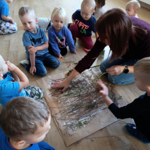przyklejanie jesiennej trawy na papoer