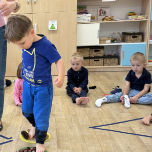 Chłopiec przechodzi prze ścieżkę sensoryczną 