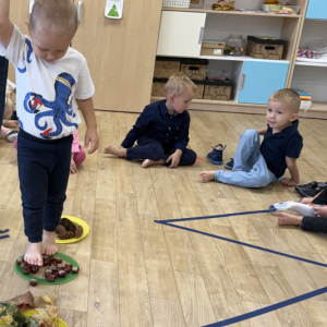 Chłopiec przechodzi prze ścieżkę sensoryczną 