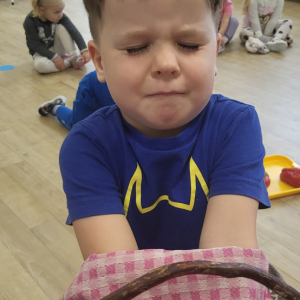 Chłopiec losuje warzywo.