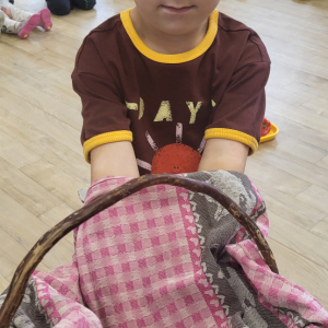 Chłopiec losuje warzywo.