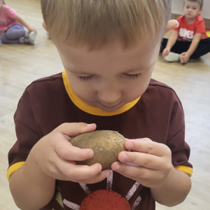 Chłopiec próbuje odgadnąć jakie warzywo wylosował.