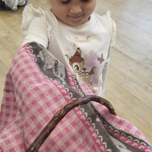 Dziewczynka losuje warzywo.