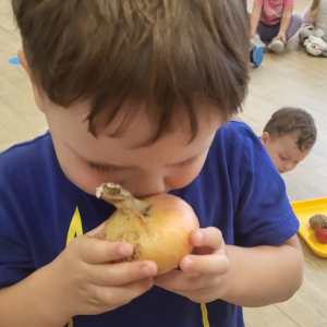 Chłopiec próbuje odgadnąć jakie warzywo wylosował.