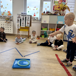 Chłopiec wrzuca do celu woreczki 