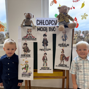 Dwóch chłopców przy tle ozdobnym