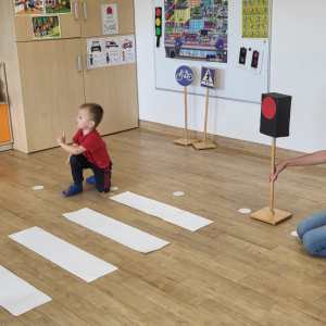 Dziewczynka czeka, gdyż widnieje światło czerwone.