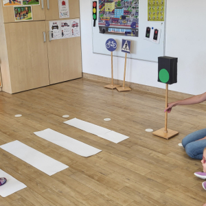 Dziewczynka bezpiecznie przechodzi przez przejście dla pieszych.