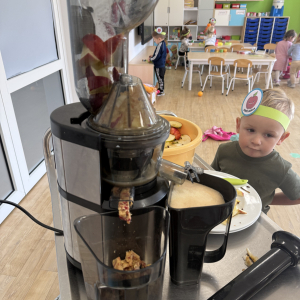 Wyciskanie soku z jabłek przez sokowirówkę 