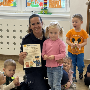 dziewczynka wręcza podziękowanie Pani policjantce 