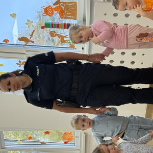 policjantka z dziećmi 