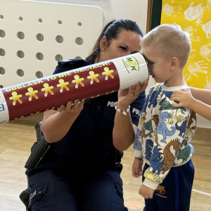 Chłopiec zagląda do tuby