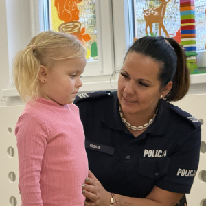 Policjantka z dziewczynką