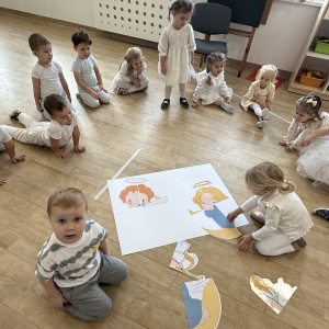 Dzieci składają postać anioła 