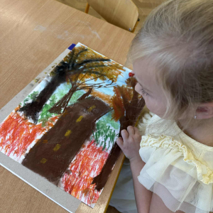 Jesienne barwy na papierze – małe artystki starannie dobierają kolory, by oddać piękno Kaszub o tej porze roku.