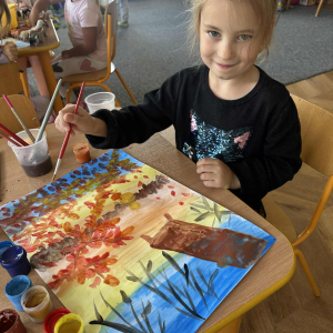 Jesienne barwy na papierze – małe artystki starannie dobierają kolory, by oddać piękno Kaszub o tej porze roku.