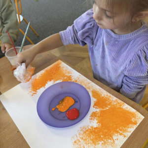 Jesienne barwy na papierze – małe artystki starannie dobierają kolory, by oddać piękno Kaszub o tej porze roku.