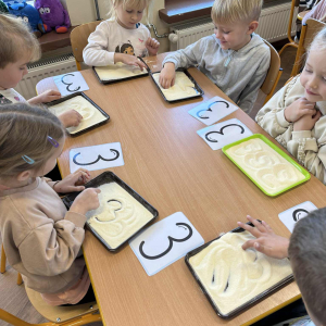 Matematyka inaczej – kasza manną zamienia się w niezwykły „zeszyt” do ćwiczeń.