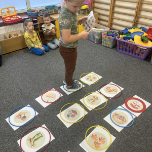 Kodowanie na macie – wspólnie układamy drogę dla bohatera zgodnie z przygotowanym kodem.