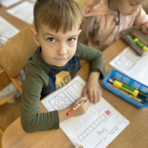 Grafomotoryka w działaniu – przygotowanie do pisania przez zabawy z liniami, symbolami i wzorami.