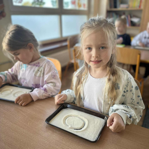 Nauka przez zabawę – uśmiechy na twarzach mówią wszystko: matematyka jest super!