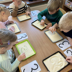 Matematyka inaczej – kasza manną zamienia się w niezwykły „zeszyt” do ćwiczeń.