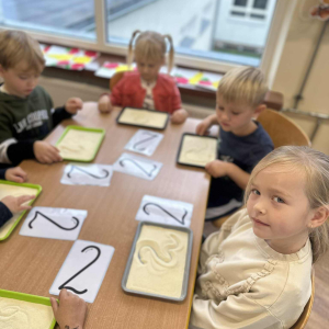 Matematyka inaczej – kasza manną zamienia się w niezwykły „zeszyt” do ćwiczeń.