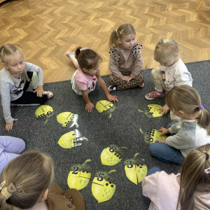 Wspólne odkrywanie matematyki – dzieci pracują w parach i grupach, ucząc się współpracy.