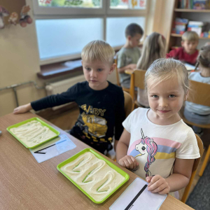 Matematyka inaczej – kasza manną zamienia się w niezwykły „zeszyt” do ćwiczeń.