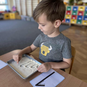 Matematyka inaczej – kasza manną zamienia się w niezwykły „zeszyt” do ćwiczeń.