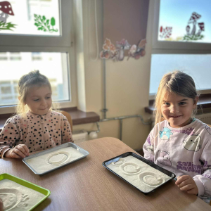 Matematyka inaczej – kasza manną zamienia się w niezwykły „zeszyt” do ćwiczeń.