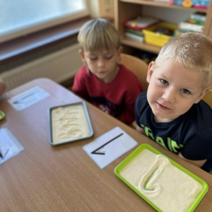 Matematyka inaczej – kasza manną zamienia się w niezwykły „zeszyt” do ćwiczeń.