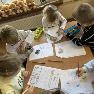 Grafomotoryka w działaniu – przygotowanie do pisania przez zabawy z liniami, symbolami i wzorami.