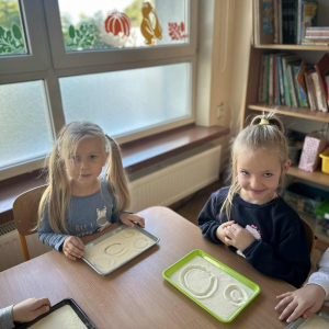 Matematyka inaczej – kasza manną zamienia się w niezwykły „zeszyt” do ćwiczeń.