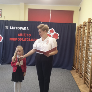 dziewczynka recytująca wiersz