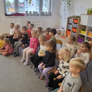 Dzieci z zaciekawieniem oglądają przedstawienie.