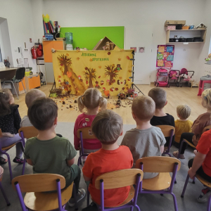 Dzieci z zaciekawieniem oglądają przedstawienie.