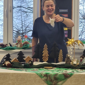 Pani Katarzyna Torzewska podczas teatrzyku.