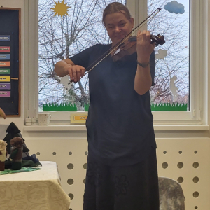 Pani Katarzyna grająca na skrzypcach.